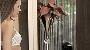 נערה יפה מקבלת זרע על השדיים הקטנים שלה אחרי פעולה קשה