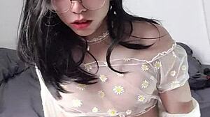 可愛いクロスドレッサーがファンとのソロプレイについてチャット