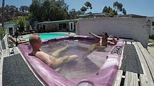 Dayanara genomblöt naken i bubbelbadet