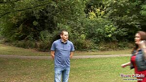 Busty nastyshag jazdi na čiernom chuju vonku