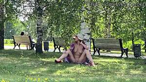 Красивая нудистка показывает натуральные сиськи, гуляя голой на публике!