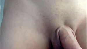 ホットなシーメールがワイルドなファックマシンで激しくイく、オンカム