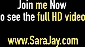 Sara Jay kleči in poželjivo sesa debel kurac Jay Spadesa