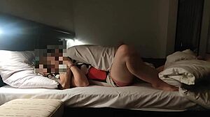 Skrita kamera ujame akcijo v hotelski sobi z rdečelasko ženo in njenimi mokrimi joški.