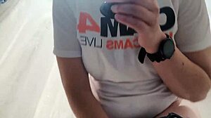 Tvoje italská děvka zkouší džíny se skrytým plugem.