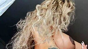 Блондинка тийн 18+ си играе с огромните си цици и зърна, оопс!