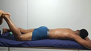 ¡Masajear a este tipo sexy semidesnudo me pone tan cachonda! Pt2 excitación explota salvajemente.