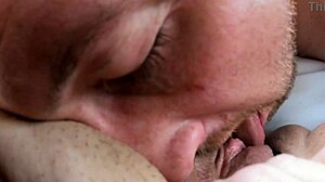 MILF Amatir Cumming Pelan di POV Sambil Mengerang Saat Jilat Klitoris Intens