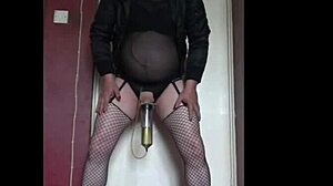 Crossdressing sissy Mark Wright saját pisijét nyeli dildo seggjáték után