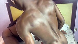 कॉलेज फोरसम स्ट्रीट कॉर्नर पर मेच्योर लेडी को बांग करता है