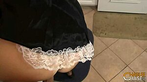 Ich bin so geil beim Zuschauen, wie Charlee Chase putzt und ihren Boss hart zum Abspritzen bringt