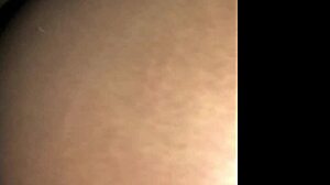 Ung svart tjej överväldigad av intensiv monstercock-möte