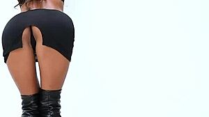 Tanned Ebony Babe Putri Cinta Spreads Her Tiny Pussy Wide