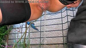 哇，熟女穿皮裙户外撒尿！