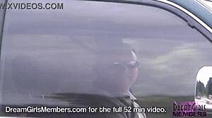 Kuuma blondi välähtää paljain rintoineen ajaessaan avoautossa