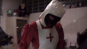 橡胶护士Agnes穿红裙白围裙，戴黑面具口交加深插假阳具