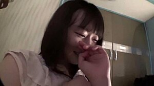 Fata recrutată Tomomi 26 asistentă cu piele albă fină și sâni E-cup își ia pula tare introdusă și călărește sălbatic pentru plăcere profundă