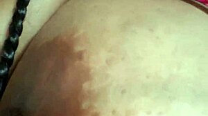 Green Eyez visar upp sina massiva bröst