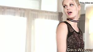 Latin és szőke csajok magas sarkúban csókolóznak az ágyon HD-ben