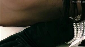 aletta keeps her gloves on while wearing stockings 😍