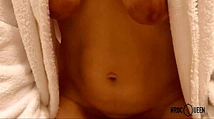 Mature beauty reveals saggy tits while face sitting for orgasm