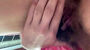 야외 스커트 페티시에서 털보지가 노출된다