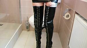 Dominatrix Nika i kort svart latekskjole frister med fantastiske kurver og forførende bevegelser