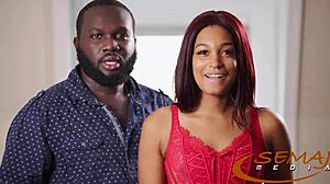 Pequena ebony 18+ Addis Fouche contrasta tetas minúsculas com admiração focada de Semaj