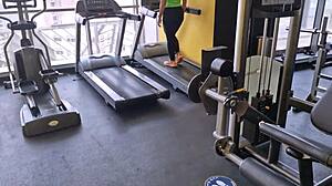 Hotel edzőtermi találkozó szőkével