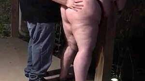 Groba zunanj igra s debelo skupino.