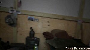 Jag i arméuniform, driver denna japansk-arabiska fitta-operation, blowjob och allt, så vilt
