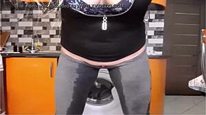 Güçlü fışkırmalar ıslak taytı sırılsıklam eder vahşi webcam'de