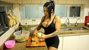 A esposa gets a full-body massage after cooking dinner tonight.