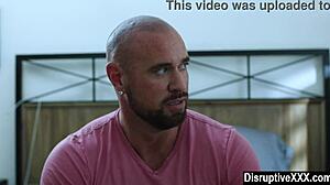 Θετέ μπαμπά, με παρηγορείς τον θετό σου γιο με bareback;