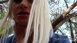 Пич чука гореща блондинка на открито!