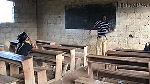 Vau! Učiteljica pokaže študentu ogromen kurac pošasti!