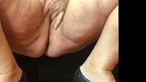 Дрочу пальцами эту потрясающую жирную зрелую киску, она брызжет на меня повсюду