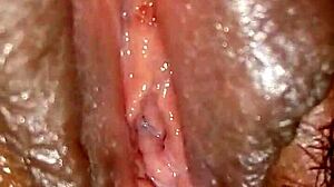 아시아 블론드 마스터가 자지 빨고 젖과 보지 드러내며 타