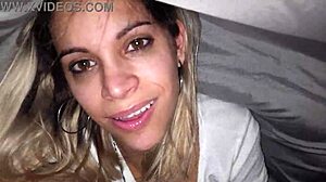 ¡Uff, la cagué... haciendo una mamada furtiva bajo las sábanas!