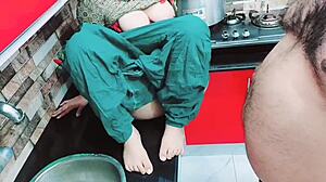 Wow, ogromne cycki pokojówki wydojone przed ostrym rżnięciem tyłka w kuchni!