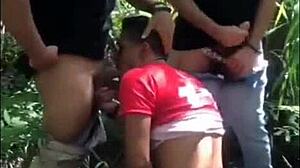 Vzal som 3 kamarátov na divoký sex do verejného parku.