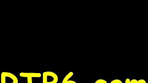 Tiltrækkende ludere bundet og stripet i et trangt bur, tigende om mere indeni!