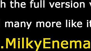 Hun squirter fra klysteret, kysser sin lesbiske partner udendørs