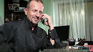 Katso tätä myyjätärtä nussivan kovemmin kuin myyvän! Hänen hardcore orgy taitonsa räjäyttää mielesi oraalilla, anaalilla ja ryhmätoiminnalla!