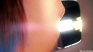 Csintalan barna nő harisnyában csábít természetes görbéivel