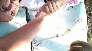 لعق كس في سيلفي مع رذاذ قوي بعد لعق مؤخرة في الهواء الطلق في لعبة أدوار مثيرة