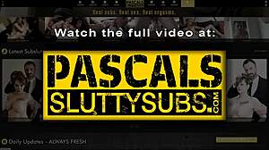 Blindfoldad brunett sub blir fingerknullad i BDSM reality-scen