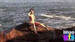 hete brunette in lingerie masturbeert op strand