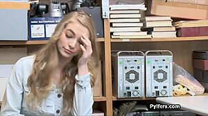 Blondi nuori nainen imee kyrpää välttääkseen vankilan toimistossa