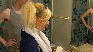 Отчим наказывает непослушную школьницу минетом! 😈